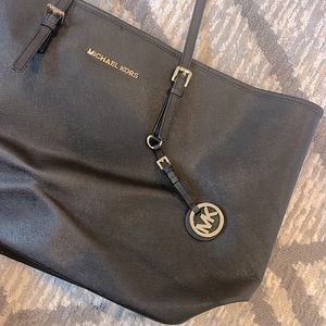 Black Micheal kors MK jet set collection medium tote gold detail